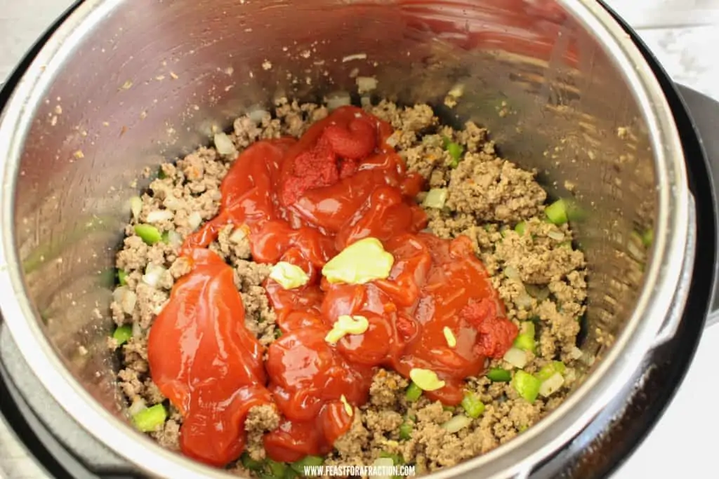 cooked ground beef, ketchup, mustard, green peppers in instant pot