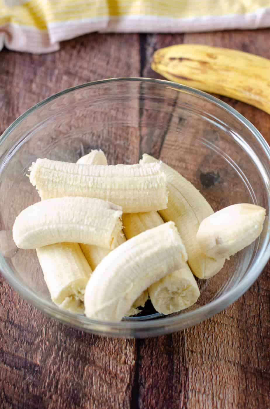 peeled bananas in a glass bowl