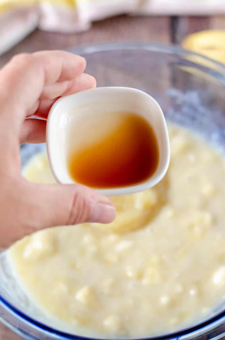 vanilla being added to wet ingredients for applesauce banana bread